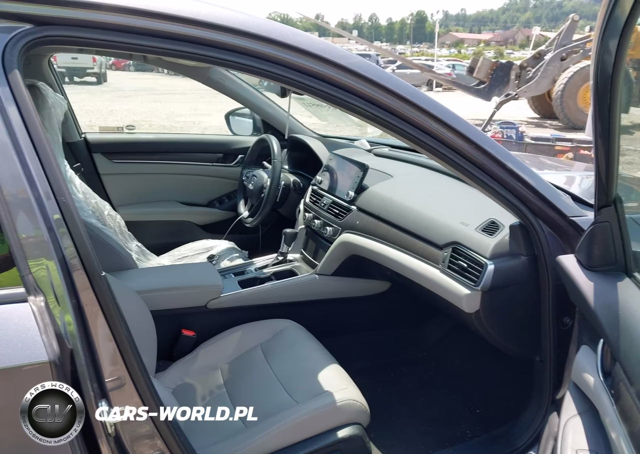 2018 Honda Accord Touring VIN:1HGCV1F9XJA138071 - 5