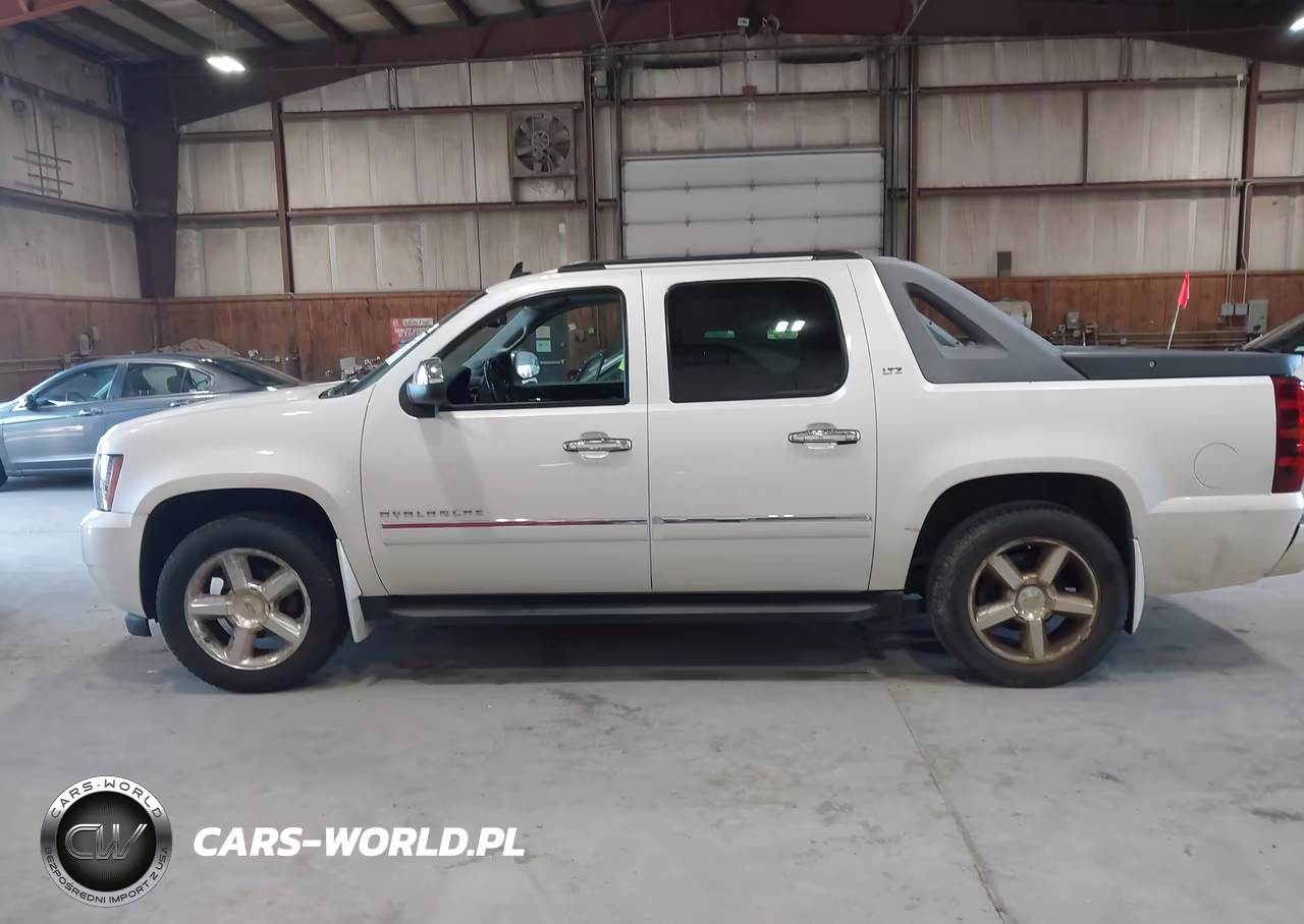 2011 Chevrolet Avalanche 1500 Ltz VIN:3GNTKGE35BG373902 - 14
