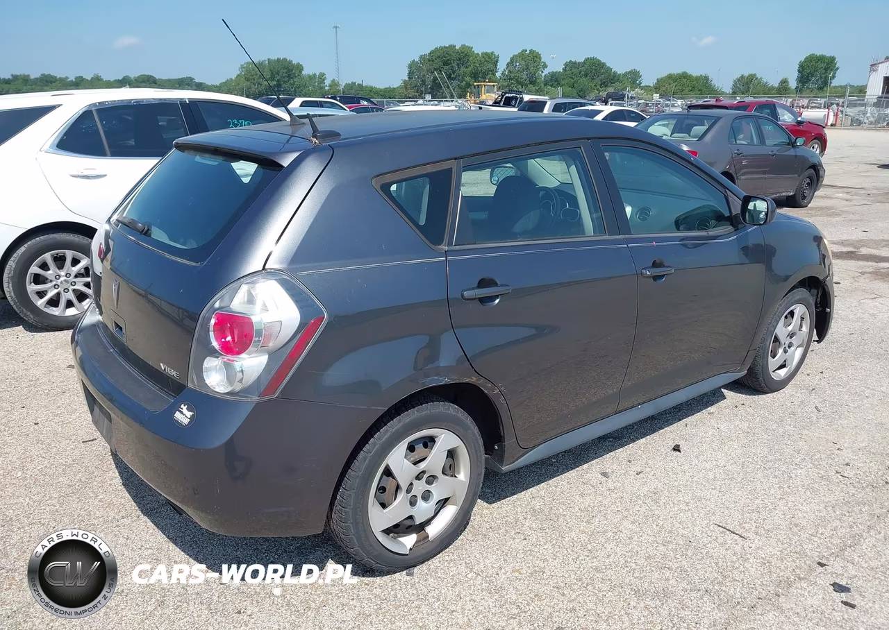 2010 Pontiac Vibe VIN:5Y2SP6E86AZ410188 - 4