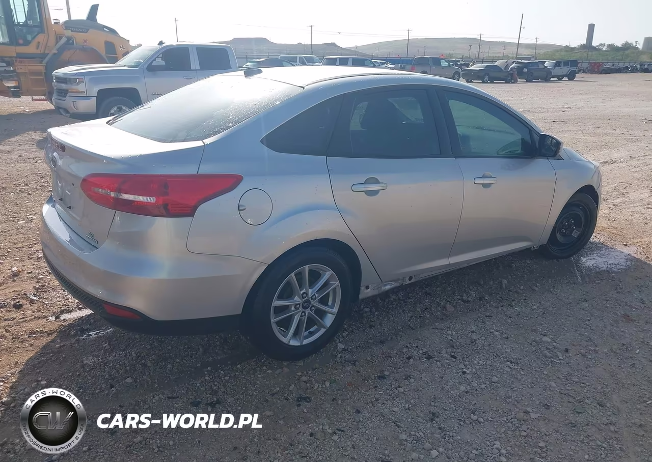 2016 Ford Focus Se VIN:1FADP3F27GL263849 - 4