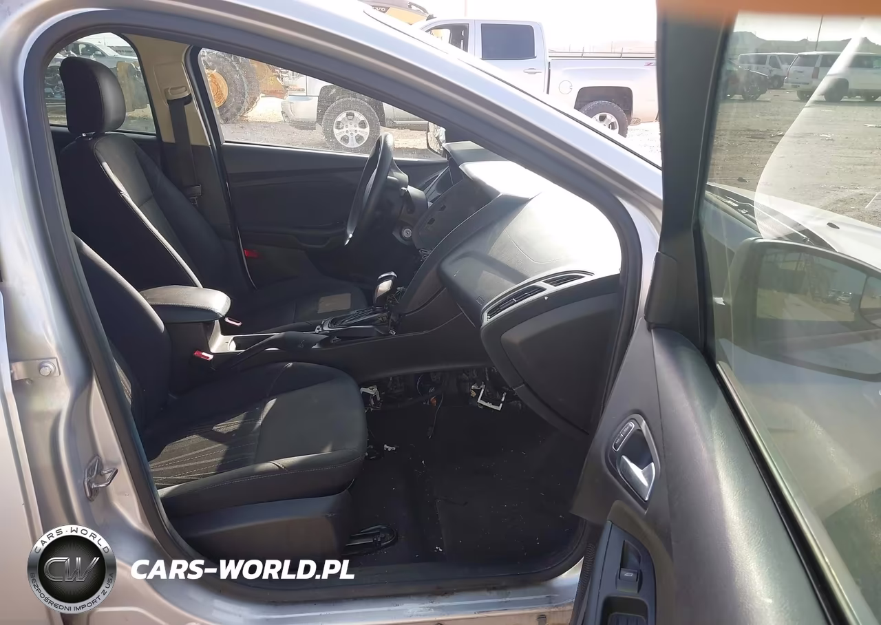 2016 Ford Focus Se VIN:1FADP3F27GL263849 - 5