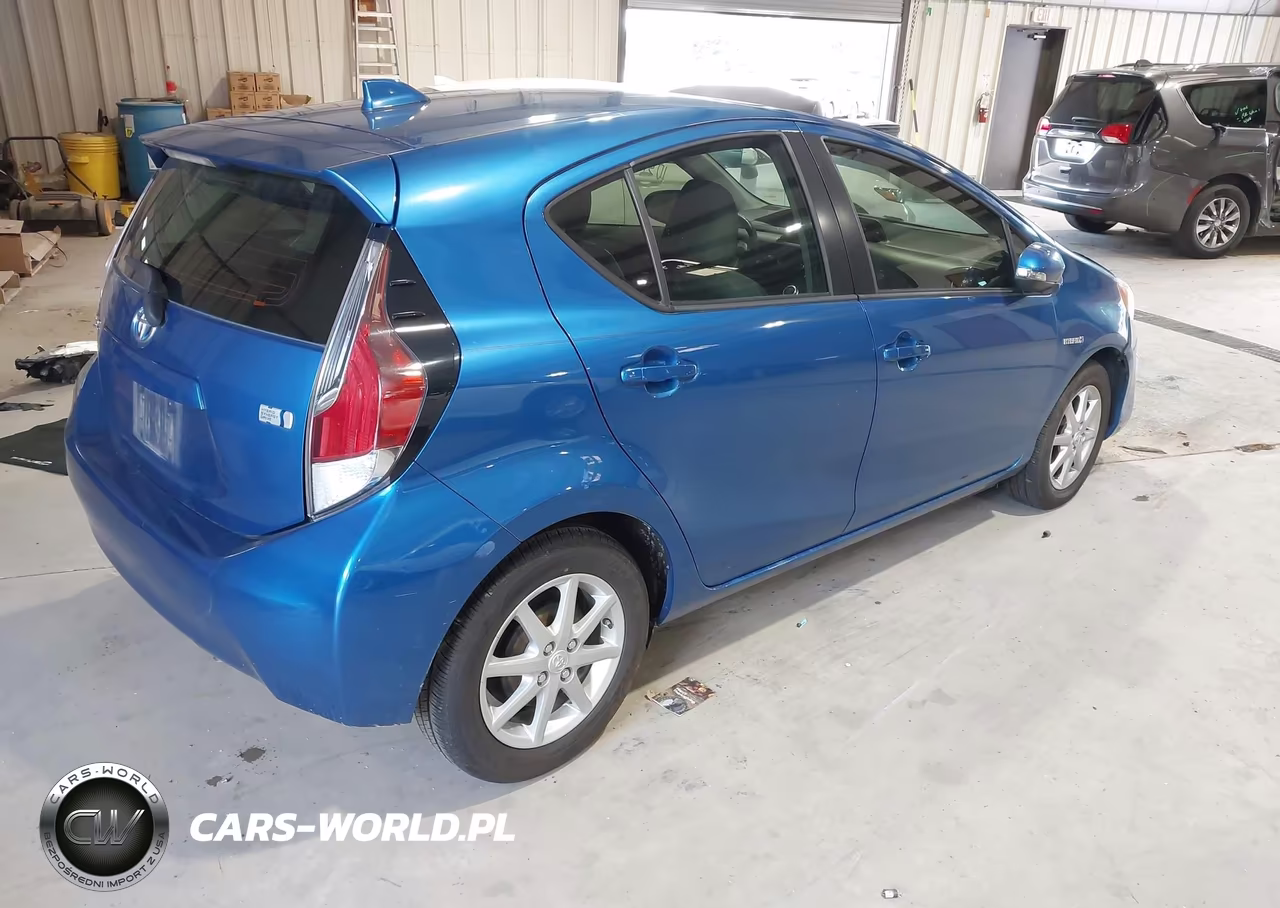 2016 Toyota Prius C Four VIN:JTDKDTB33G1115900 - 4