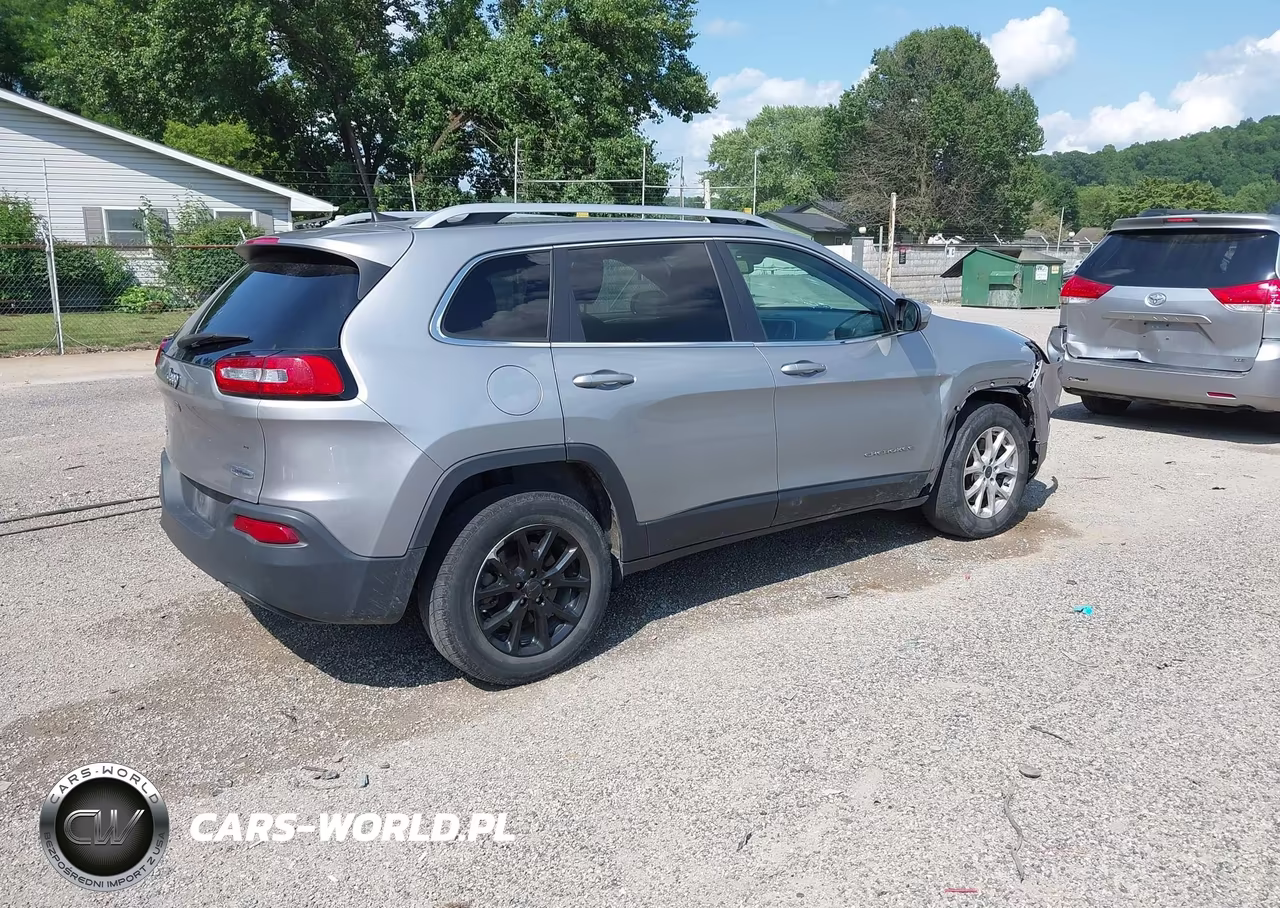 2017 Jeep Cherokee Latitude VIN:1C4PJMCB8HW615744 - 4