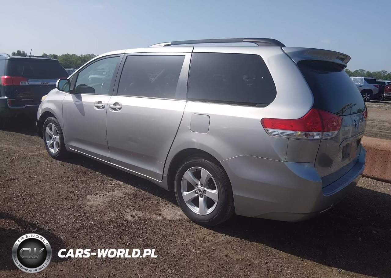 2011 Toyota Sienna Le V6 VIN:5TDKK3DC3BS124031 - 3