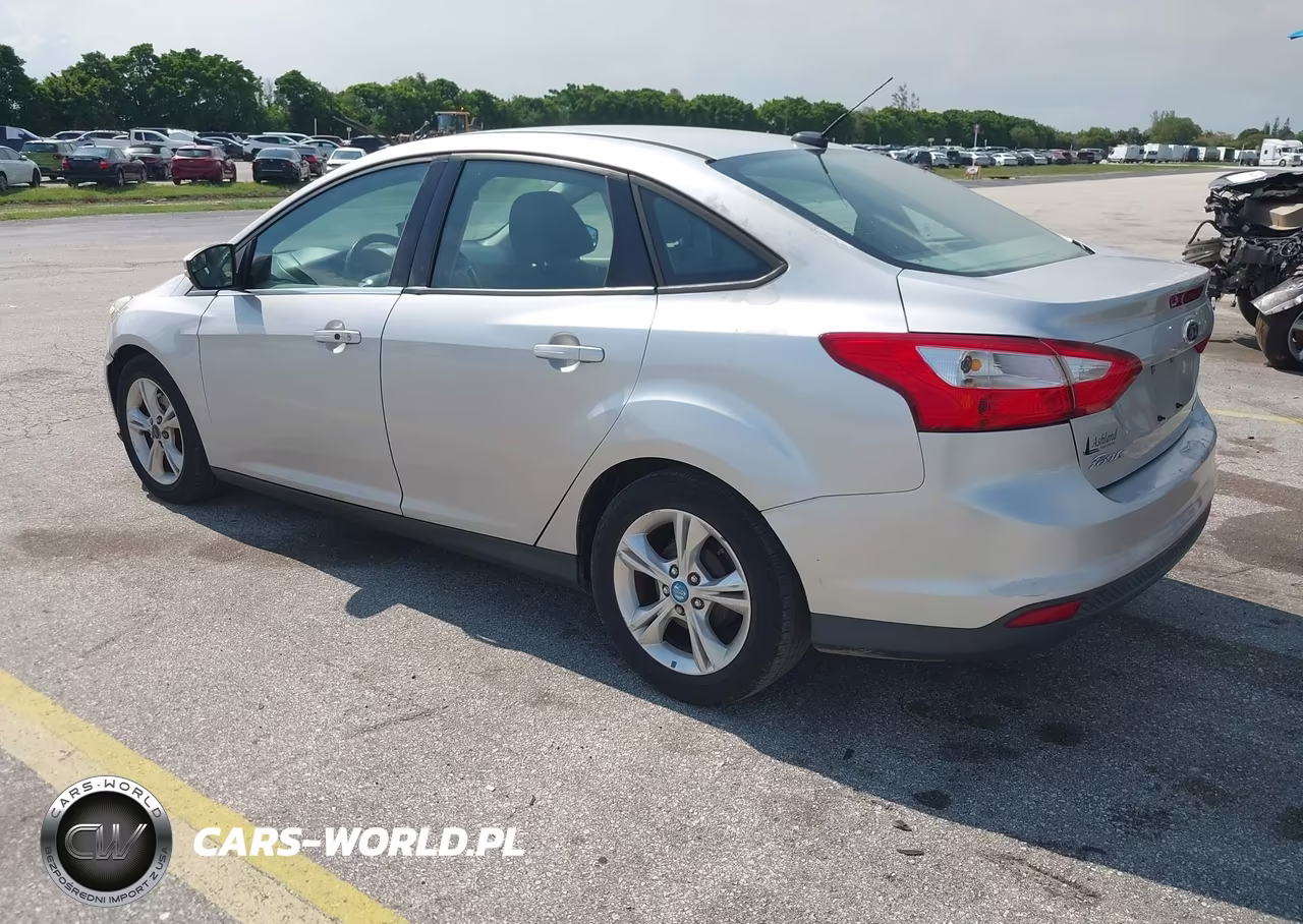 2014 Ford Focus Se VIN:1FADP3F24EL410755 - 3