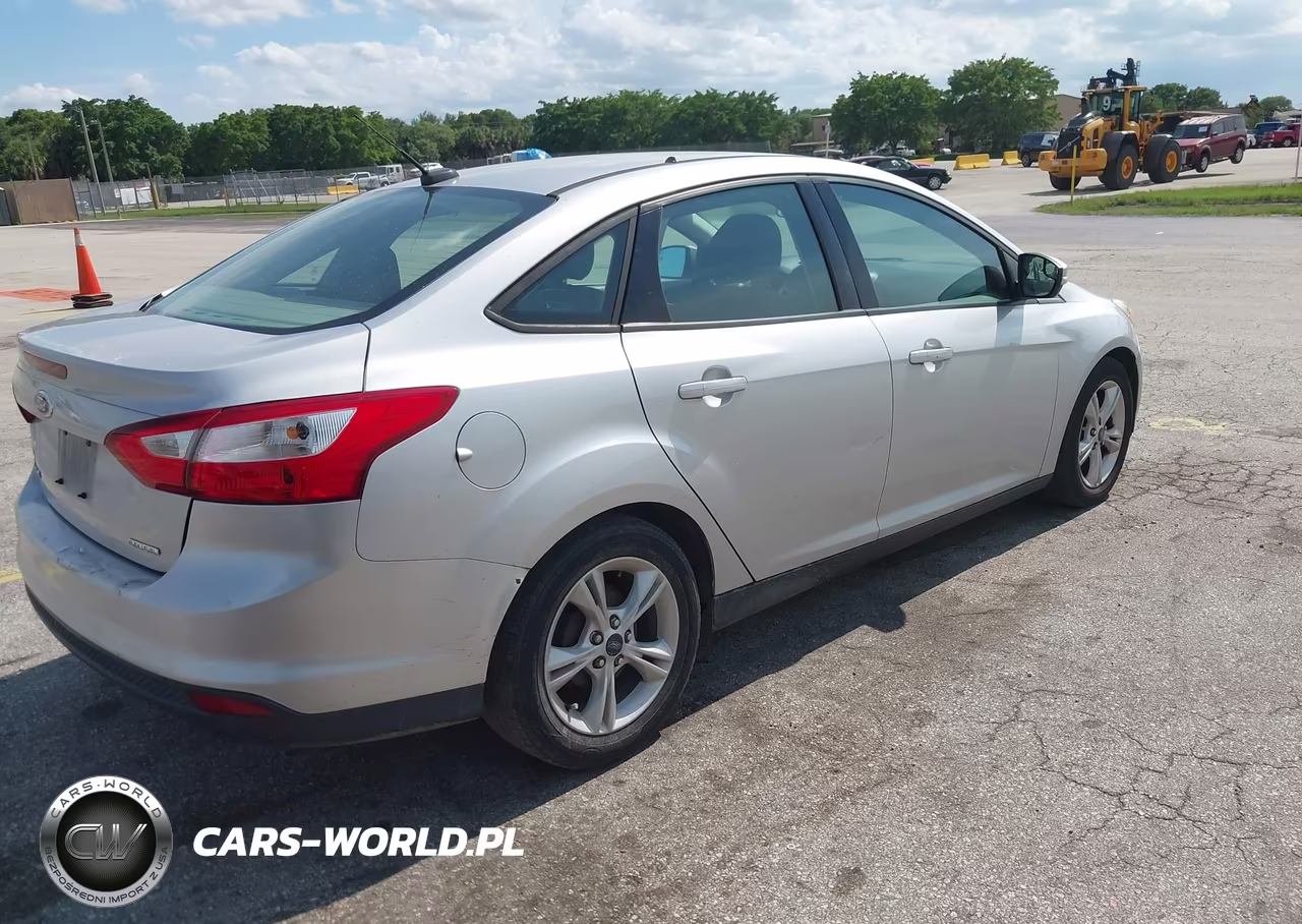 2014 Ford Focus Se VIN:1FADP3F24EL410755 - 4