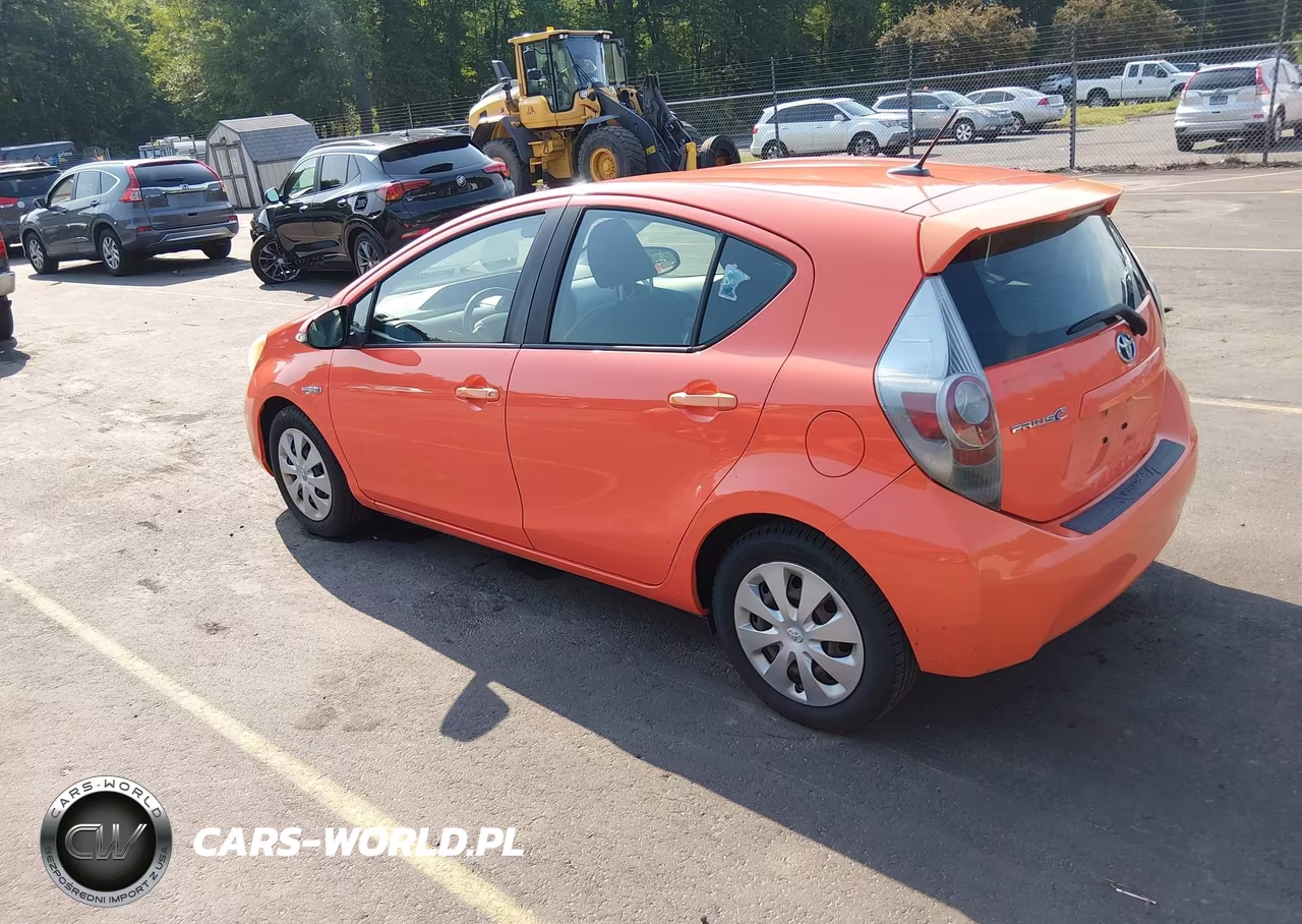 2012 Toyota Prius C Three VIN:JTDKDTB35C1000550 - 3