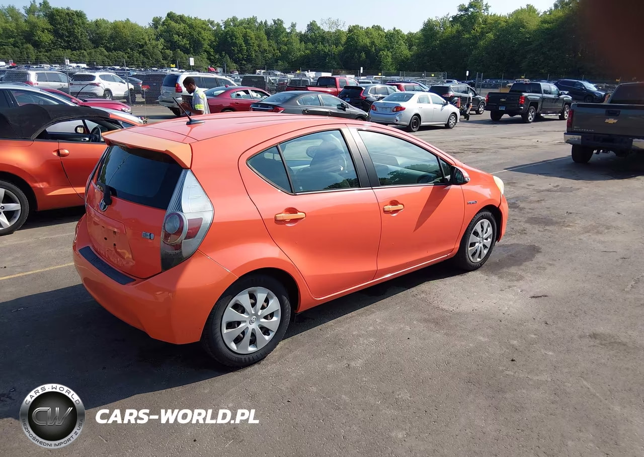 2012 Toyota Prius C Three VIN:JTDKDTB35C1000550 - 4
