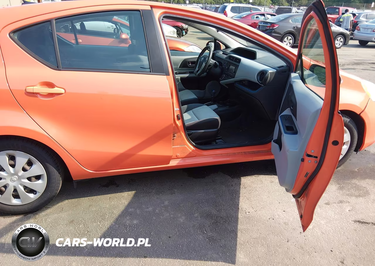 2012 Toyota Prius C Three VIN:JTDKDTB35C1000550 - 5