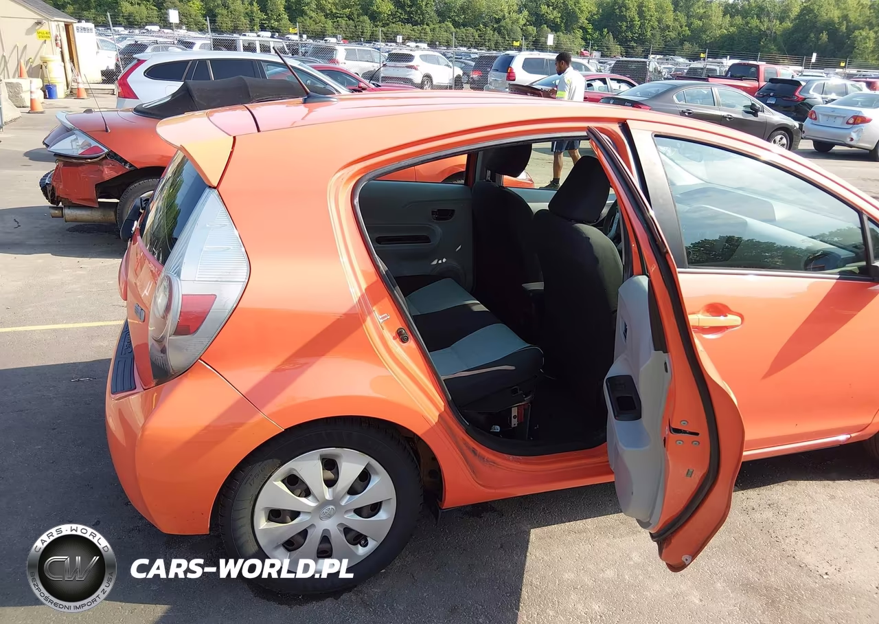 2012 Toyota Prius C Three VIN:JTDKDTB35C1000550 - 8