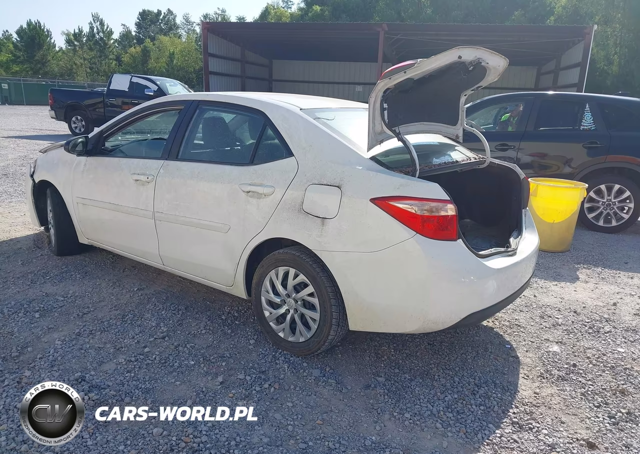 2018 Toyota Corolla Le VIN:5YFBURHE2JP768572 - 3