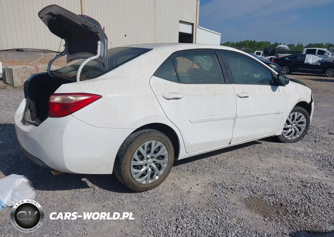 2018 Toyota Corolla Le VIN:5YFBURHE2JP768572 - 4