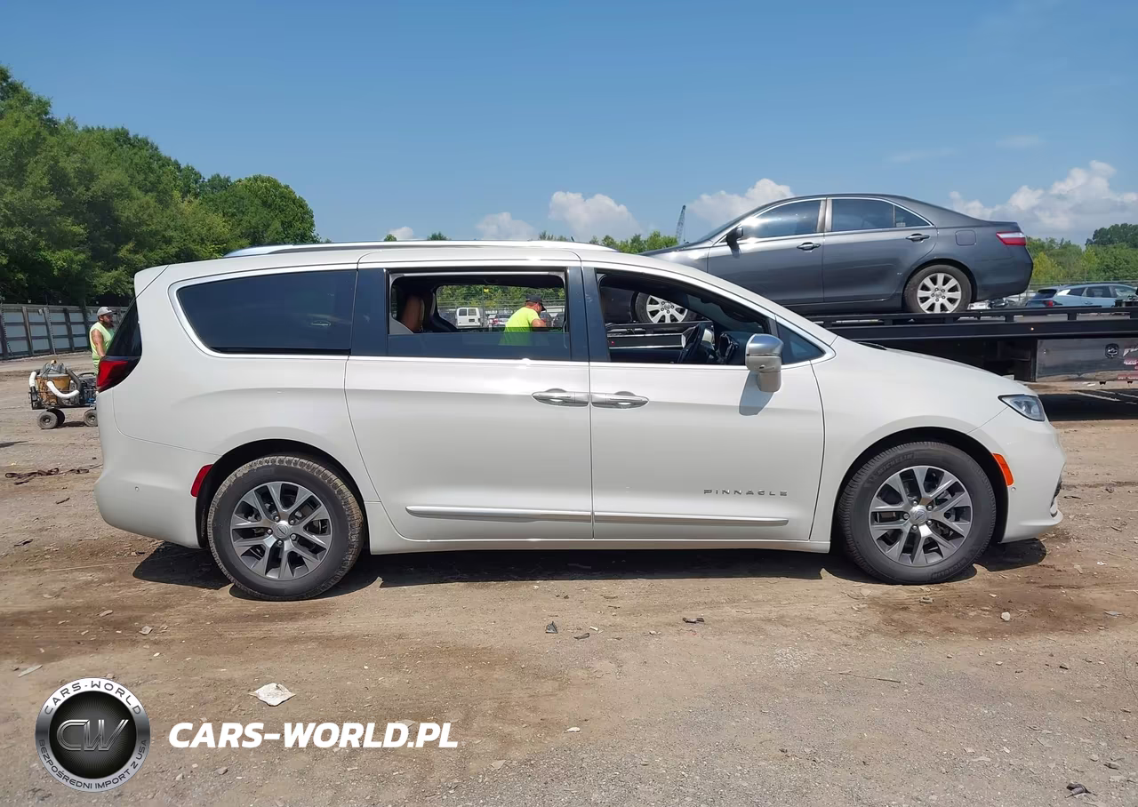 2021 Chrysler Pacifica Hybrid Pinnacle VIN:2C4RC1N77MR529323 - 13