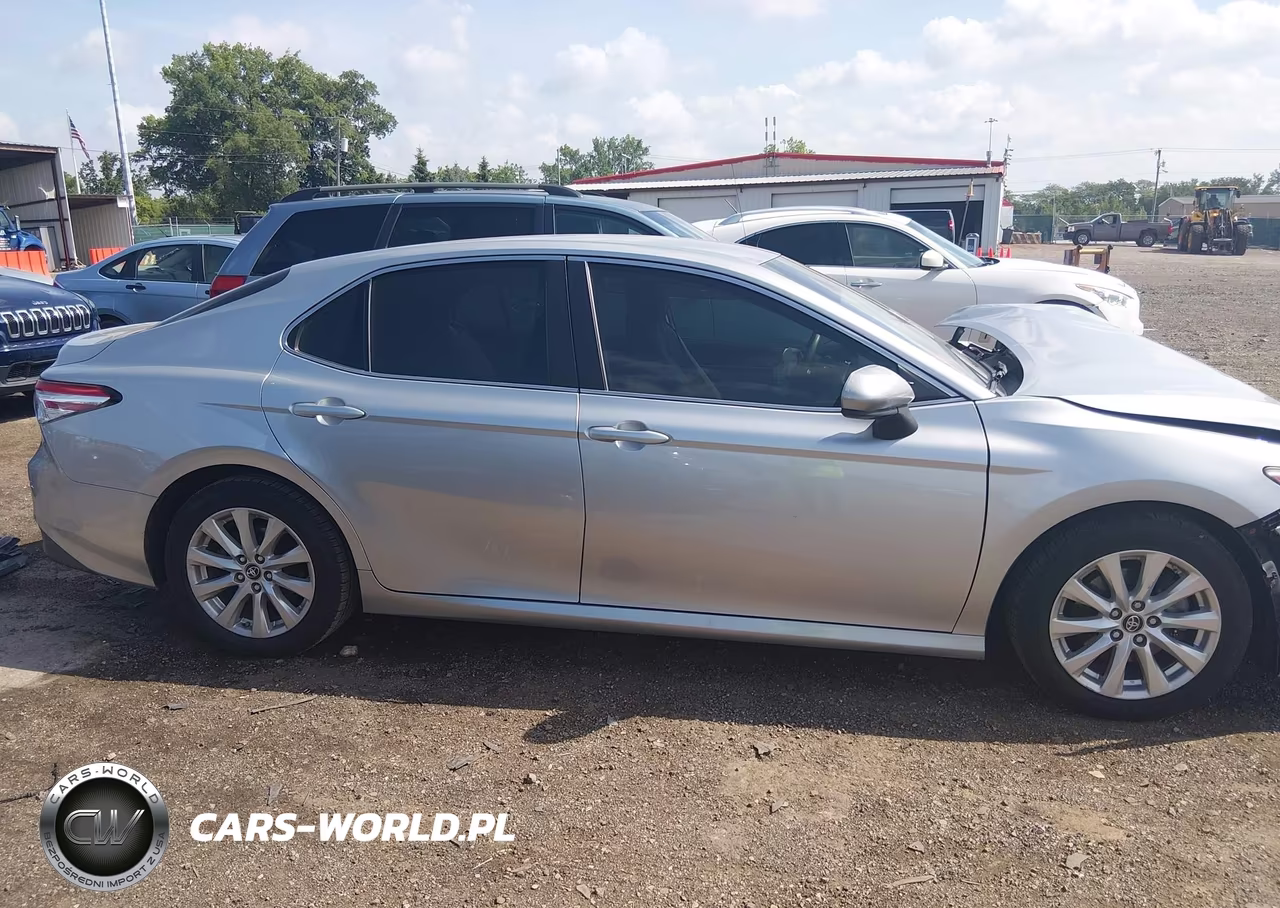 2018 Toyota Camry Le VIN:4T1B11HK1JU525740 - 14