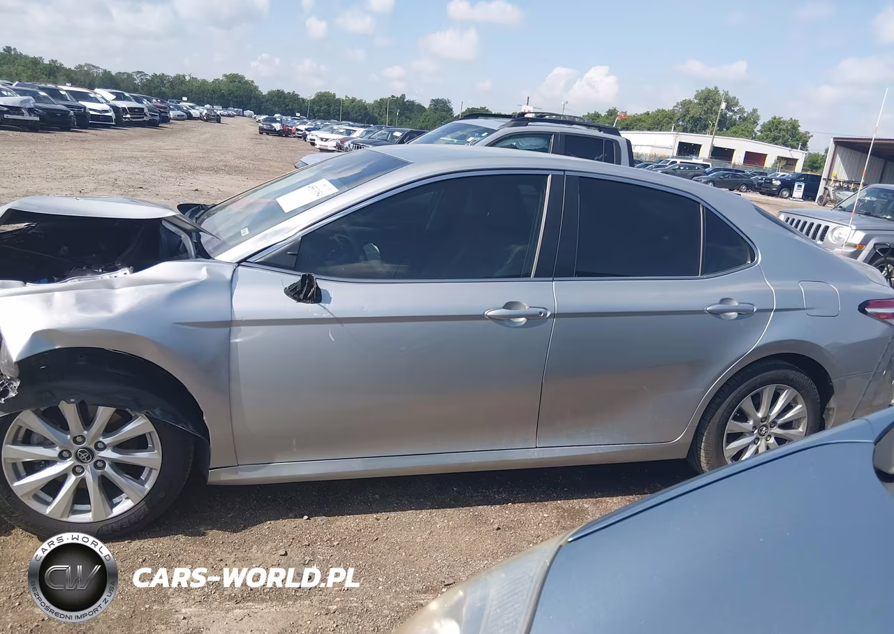 2018 Toyota Camry Le VIN:4T1B11HK1JU525740 - 15