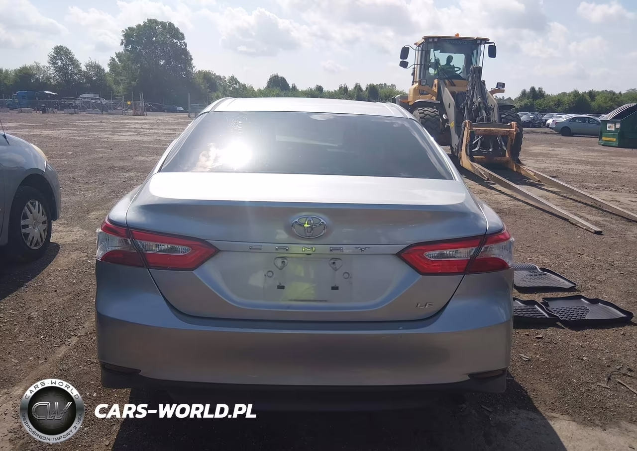 2018 Toyota Camry Le VIN:4T1B11HK1JU525740 - 17