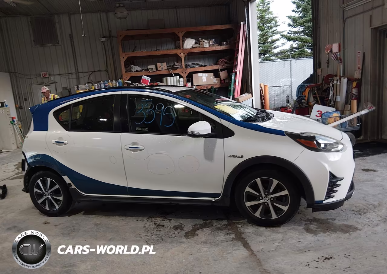 2018 Toyota Prius C Two VIN:JTDKDTB38J1613145 - 14