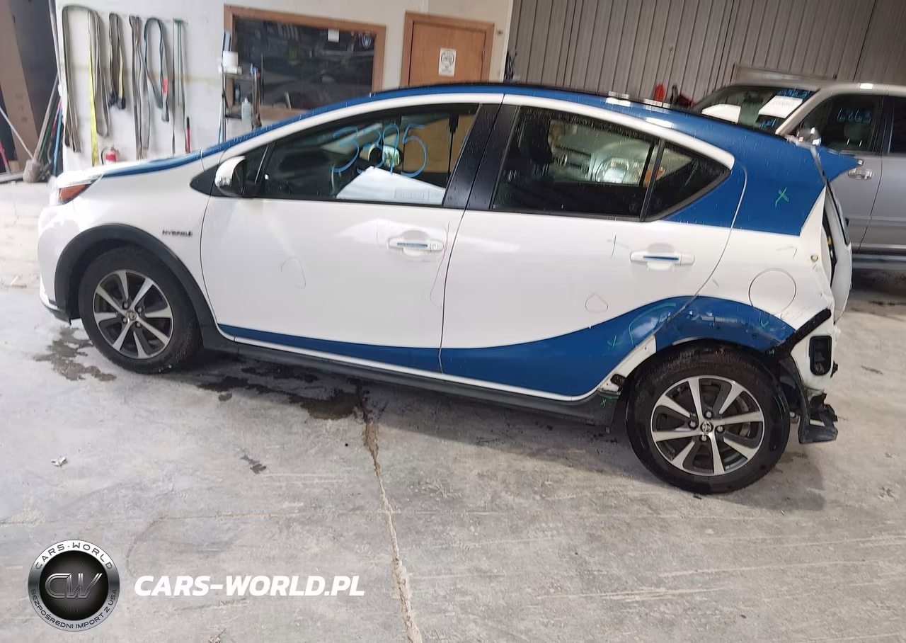 2018 Toyota Prius C Two VIN:JTDKDTB38J1613145 - 3