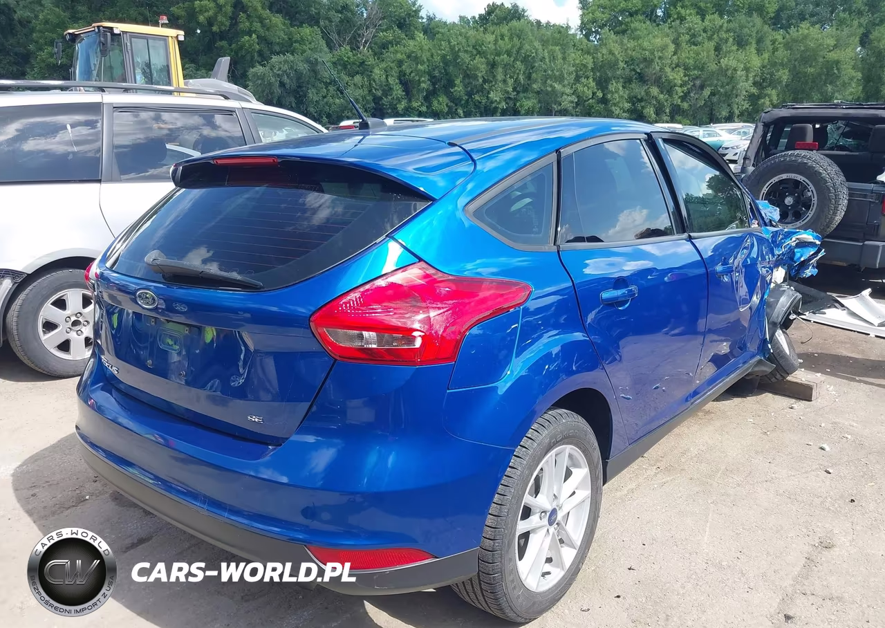 2018 Ford Focus Se VIN:1FADP3K29JL330903 - 4