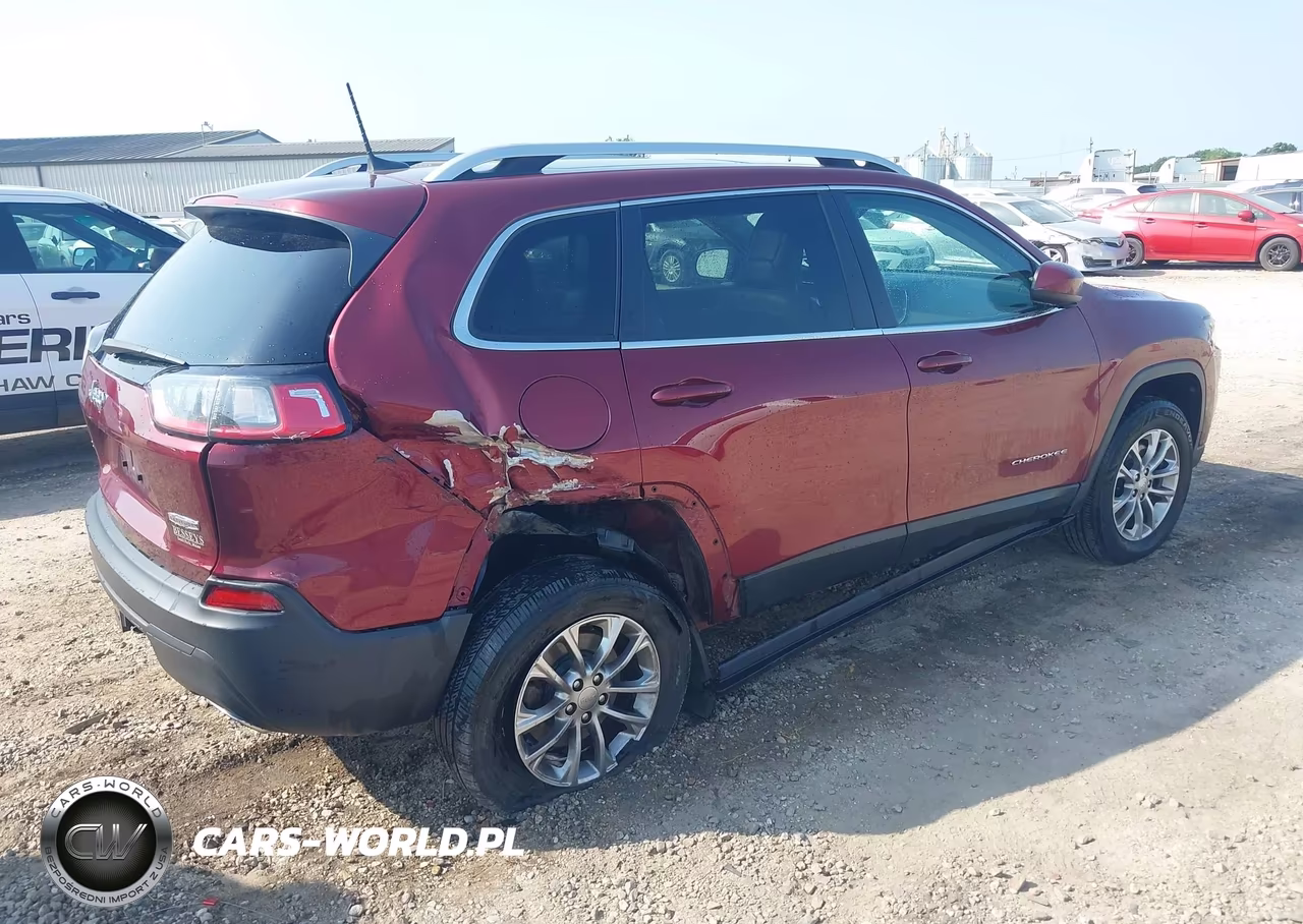 2019 Jeep Cherokee Latitude Plus 4X4 VIN:1C4PJMLX3KD120964 - 4