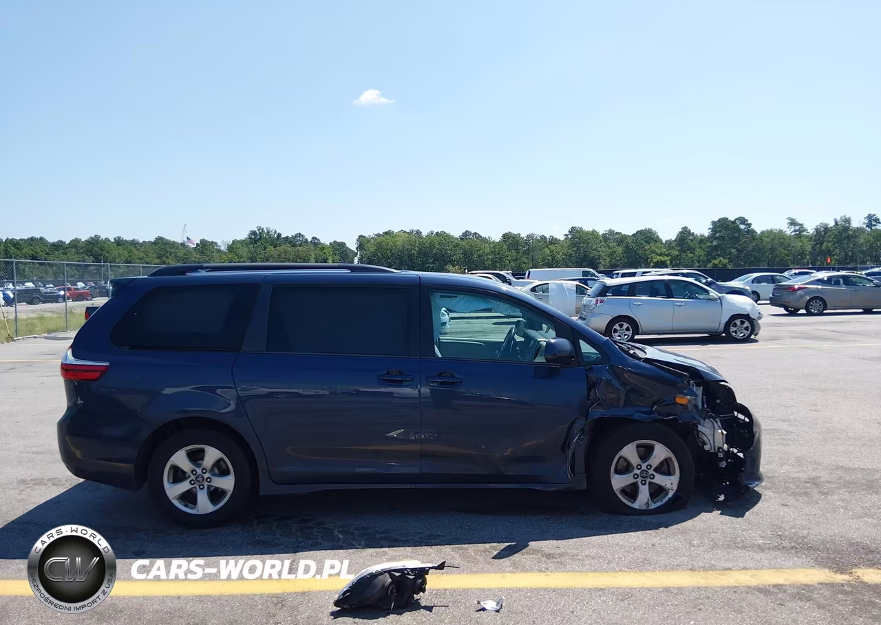 2018 Toyota Sienna Le 8 Passenger VIN:5TDKZ3DCXJS941037 - 13