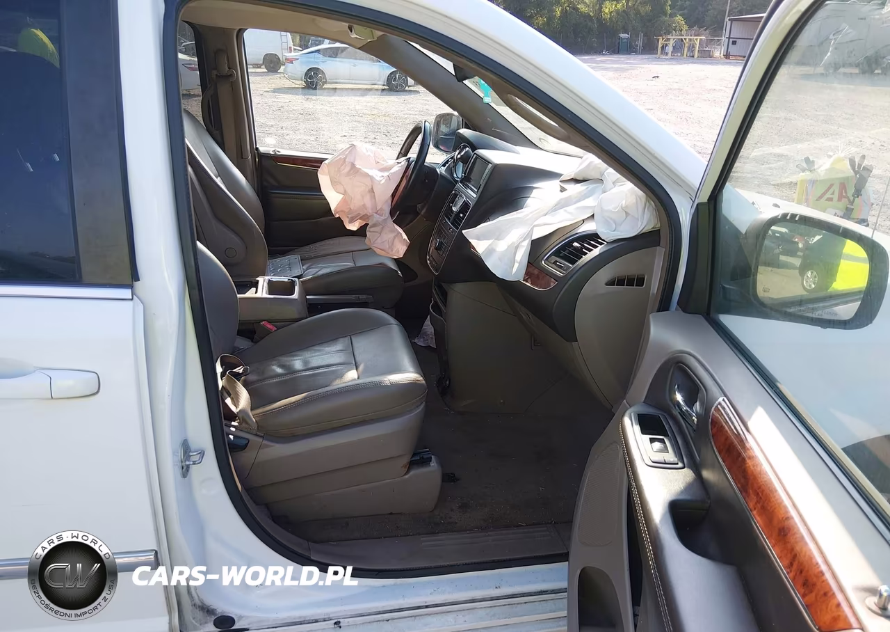 2015 Chrysler Town & Country Touring VIN:2C4RC1BG4FR715344 - 5
