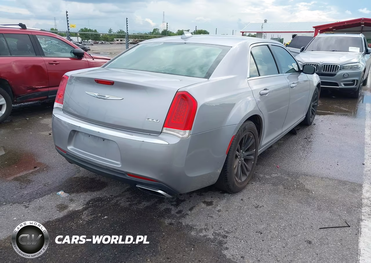 2017 Chrysler 300 Limited VIN:2C3CCAAG0HH560179 - 4