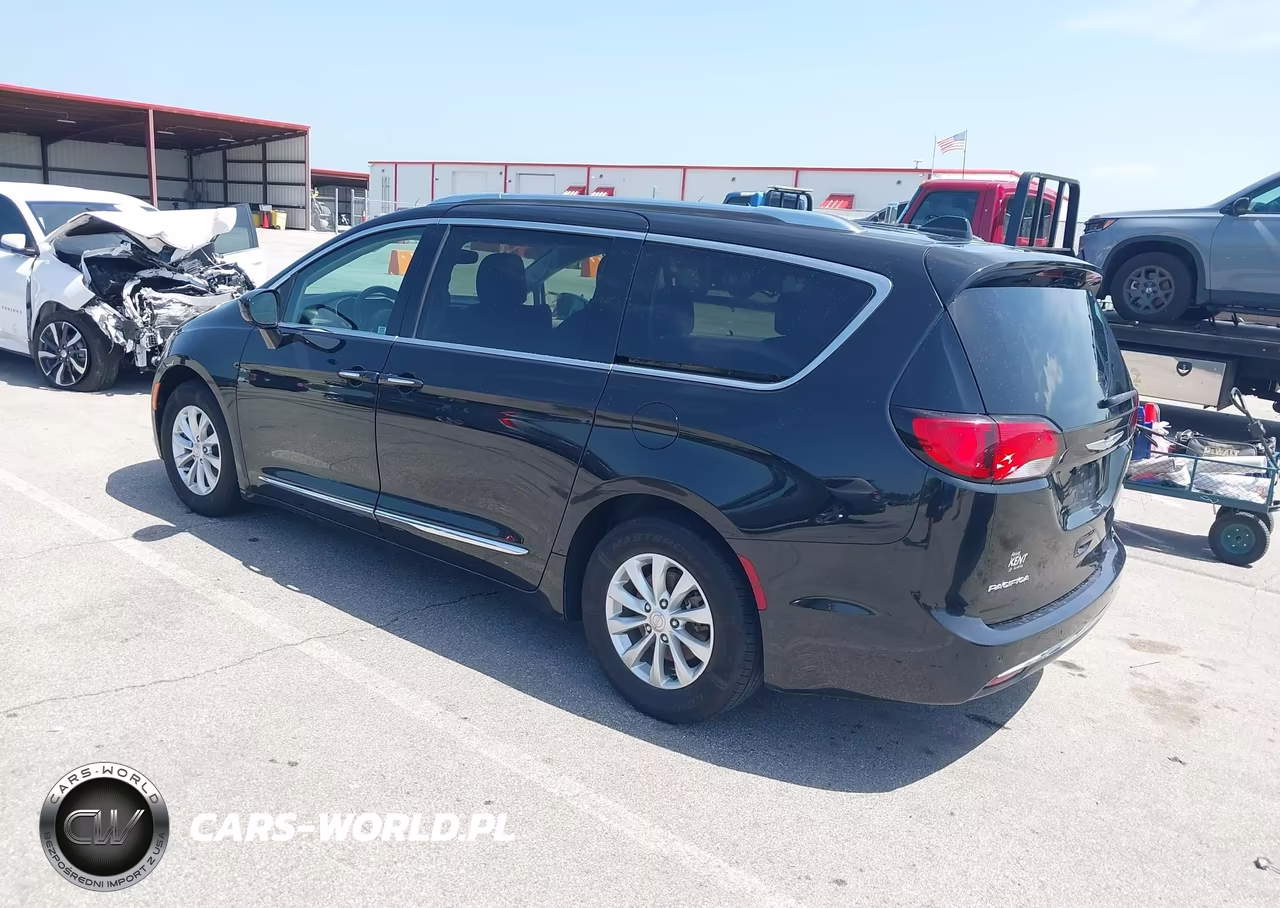 2018 Chrysler Pacifica Touring L VIN:2C4RC1BG3JR112121 - 3
