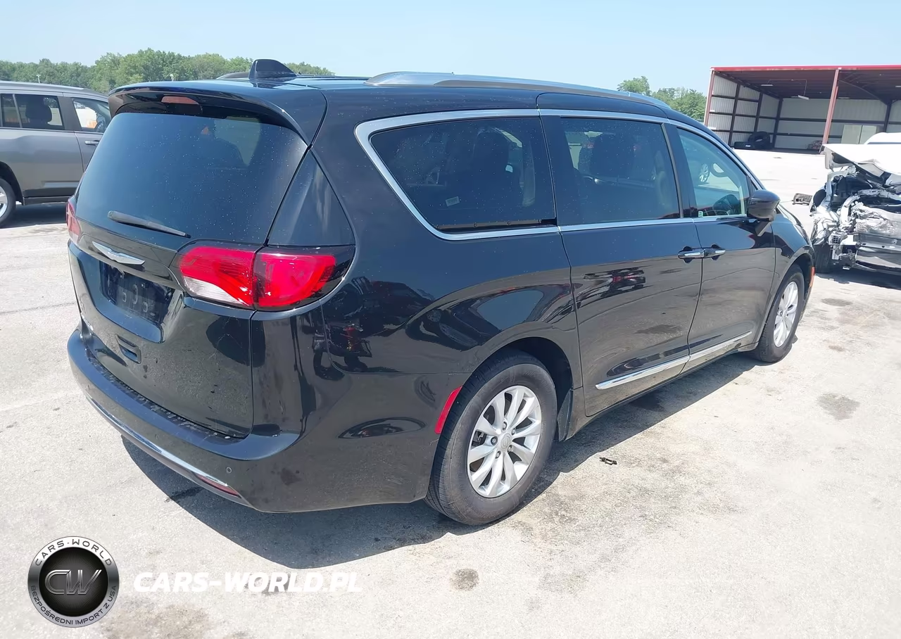 2018 Chrysler Pacifica Touring L VIN:2C4RC1BG3JR112121 - 4