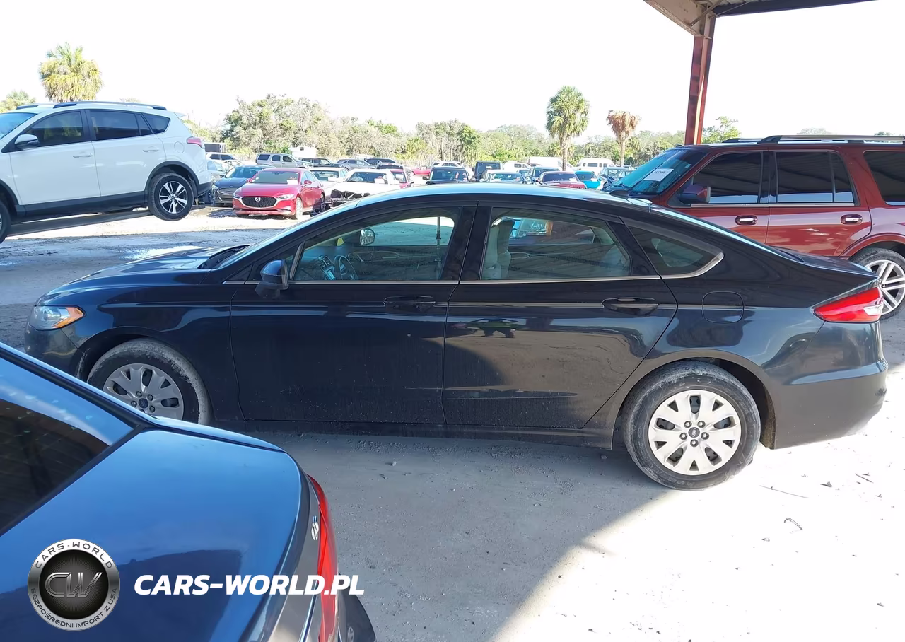 2019 Ford Fusion S VIN:3FA6P0G70KR280956 - 14
