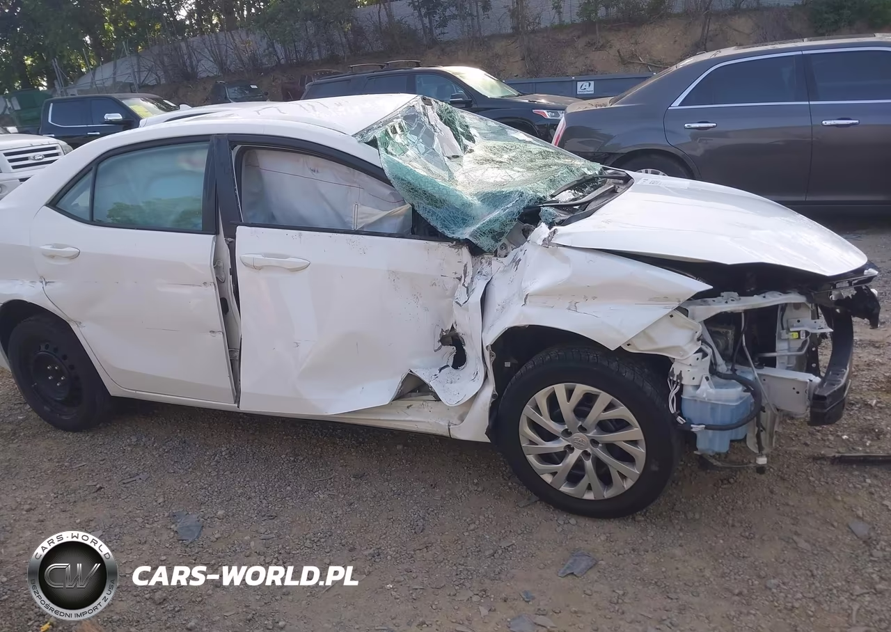 2018 Toyota Corolla Le VIN:2T1BURHE1JC029449 - 13