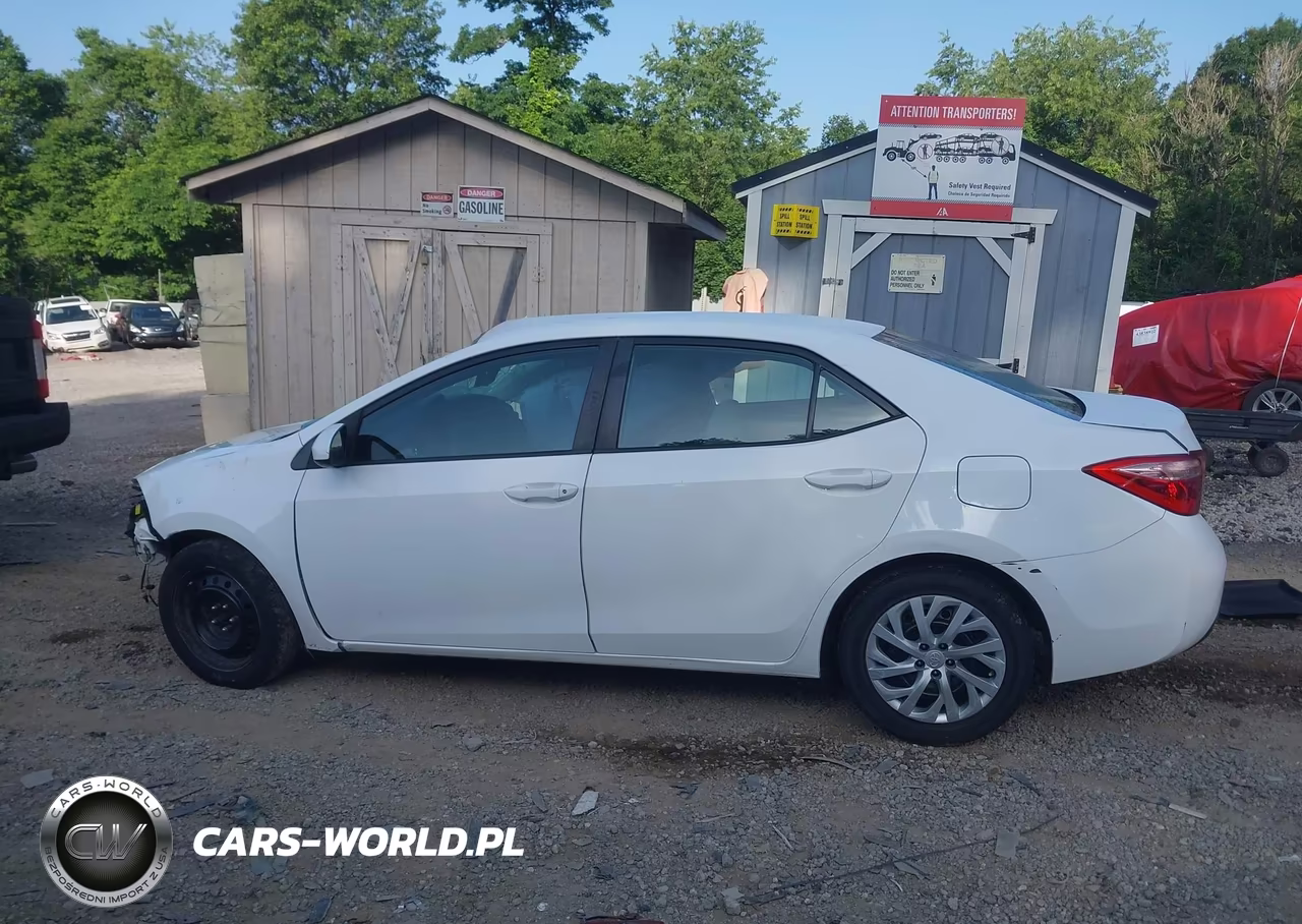 2018 Toyota Corolla Le VIN:2T1BURHE1JC029449 - 14