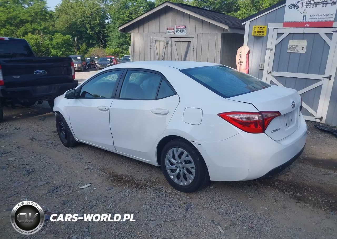 2018 Toyota Corolla Le VIN:2T1BURHE1JC029449 - 3
