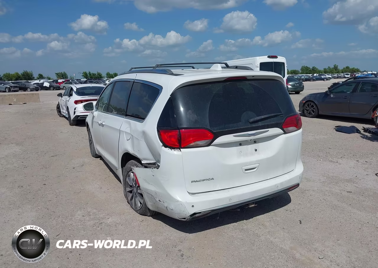 2020 Chrysler Pacifica Touring L Plus VIN:2C4RC1EG4LR273057 - 3