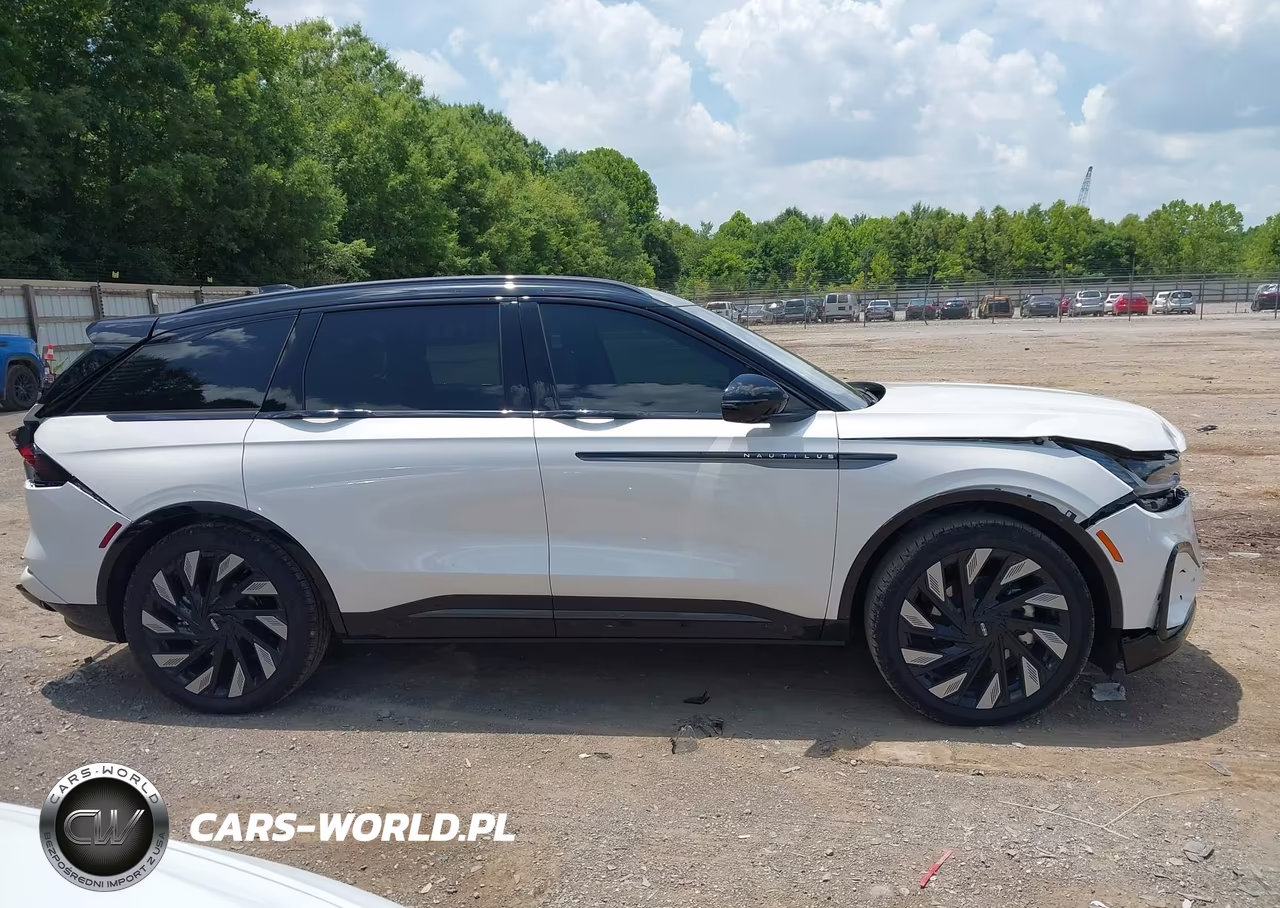 2026 Lincoln Nautilus Reserve VIN:5LMPJ8K47TJ023308 - 13