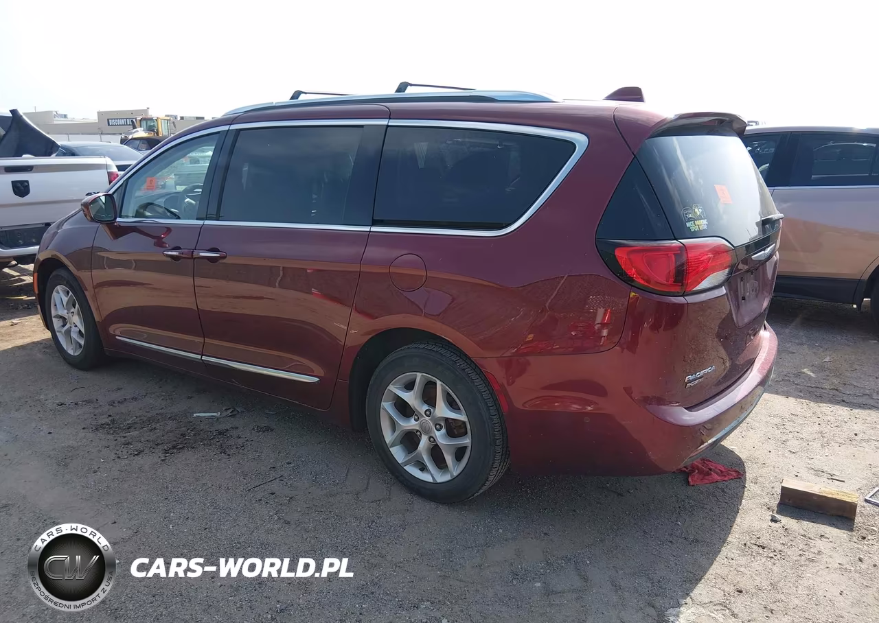 2017 Chrysler Pacifica Touring-L Plus VIN:2C4RC1EGXHR745608 - 3