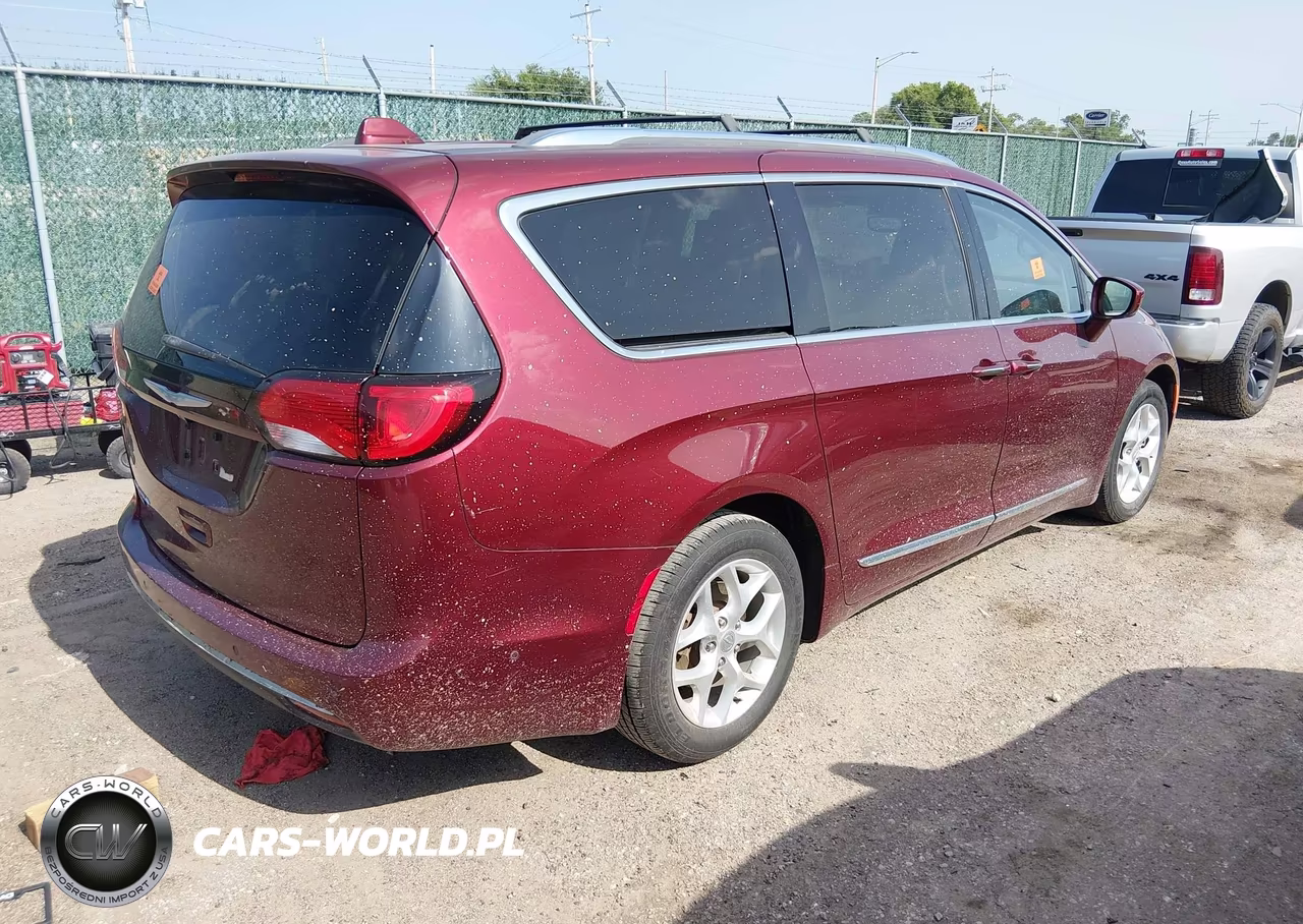 2017 Chrysler Pacifica Touring-L Plus VIN:2C4RC1EGXHR745608 - 4