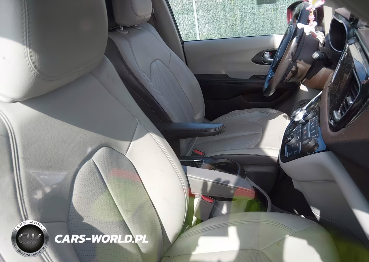 2017 Chrysler Pacifica Touring-L Plus VIN:2C4RC1EGXHR745608 - 5