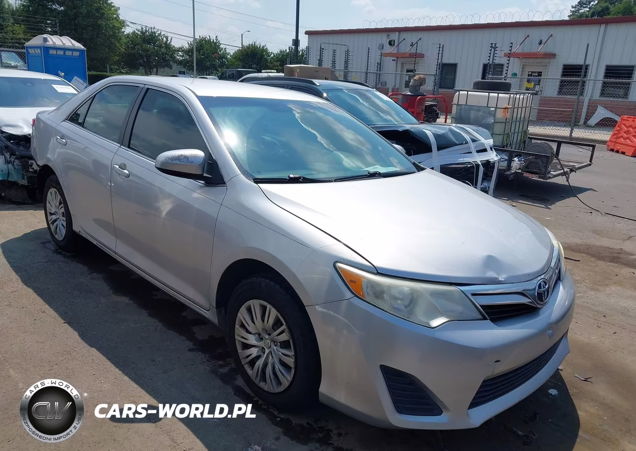2014 Toyota Camry Le – zdjęcie 1 z 16