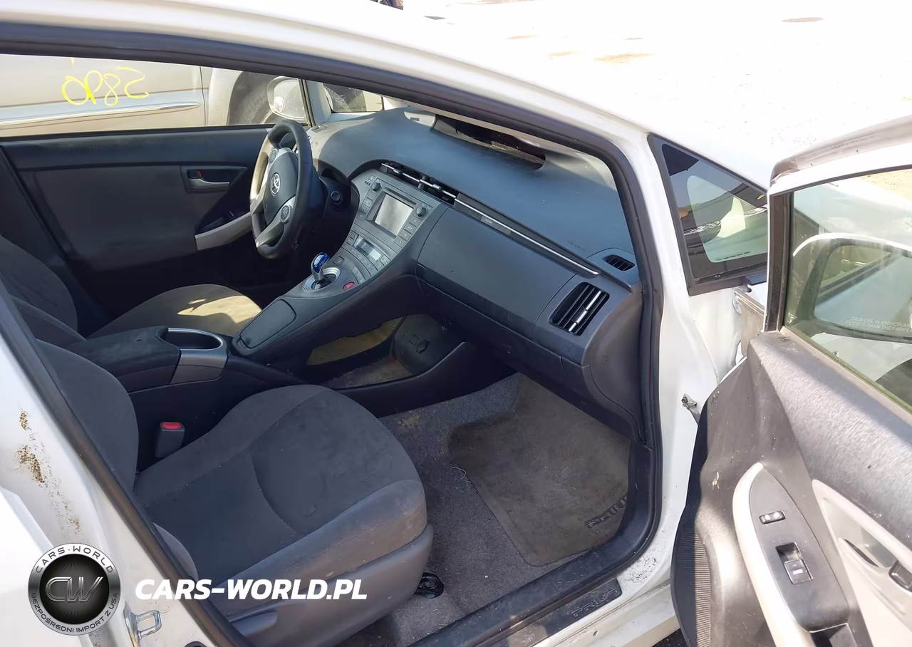 2014 Toyota Prius Two VIN:JTDKN3DU9E1769946 - 5