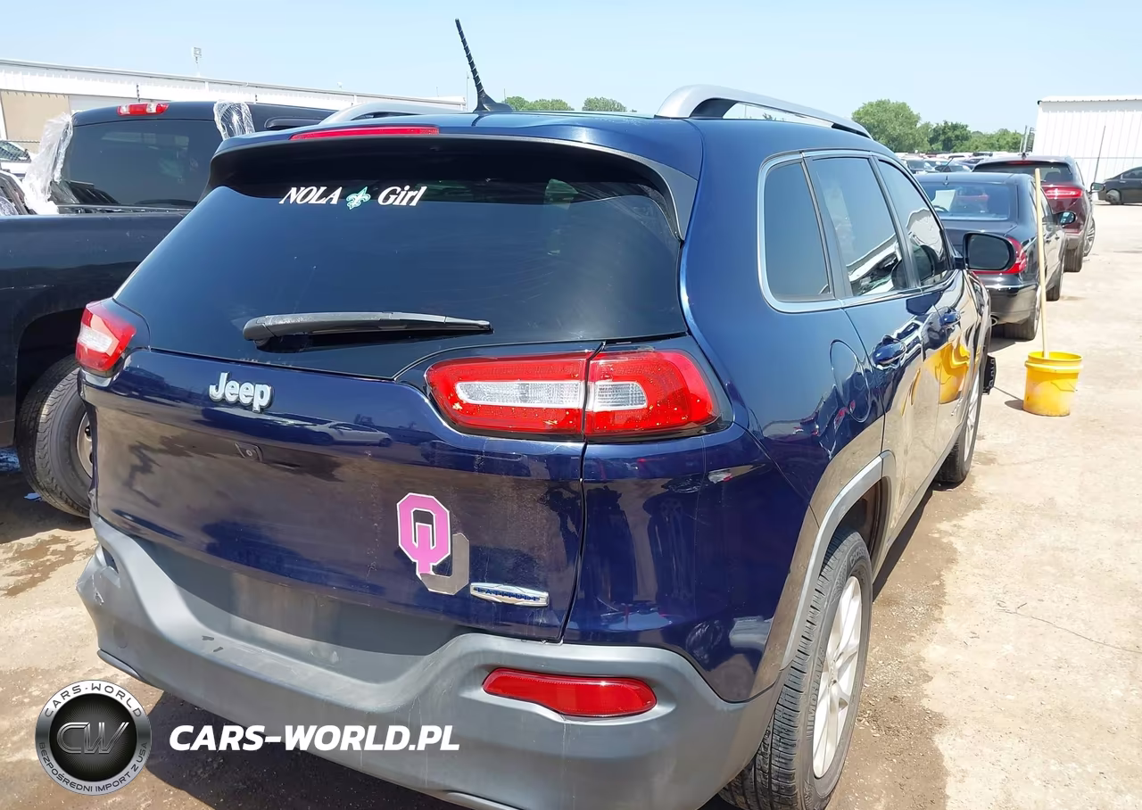 2015 Jeep Cherokee Latitude VIN:1C4PJLCB8FW677720 - 4