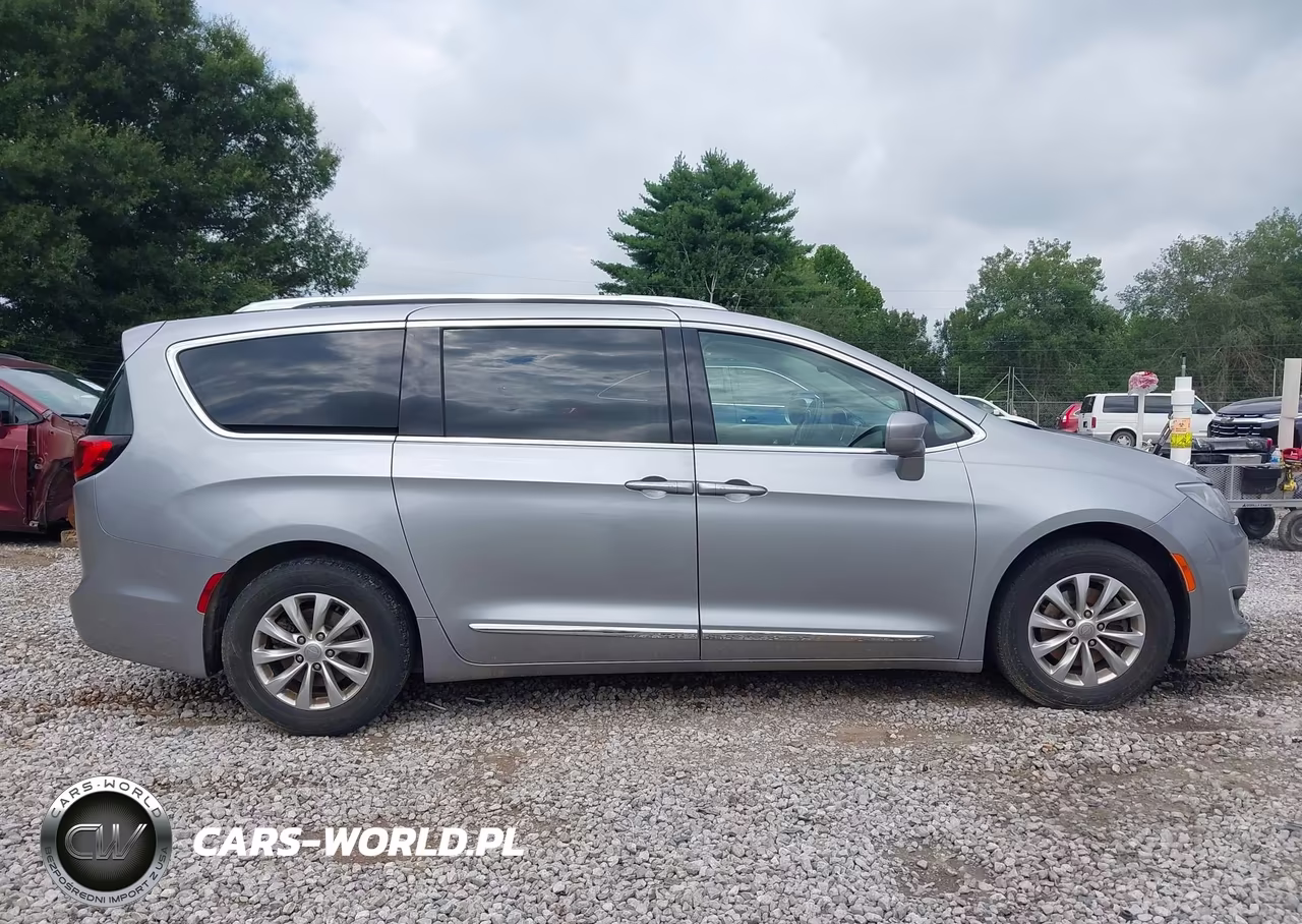 2018 Chrysler Pacifica Touring L VIN:2C4RC1BG6JR119841 - 13