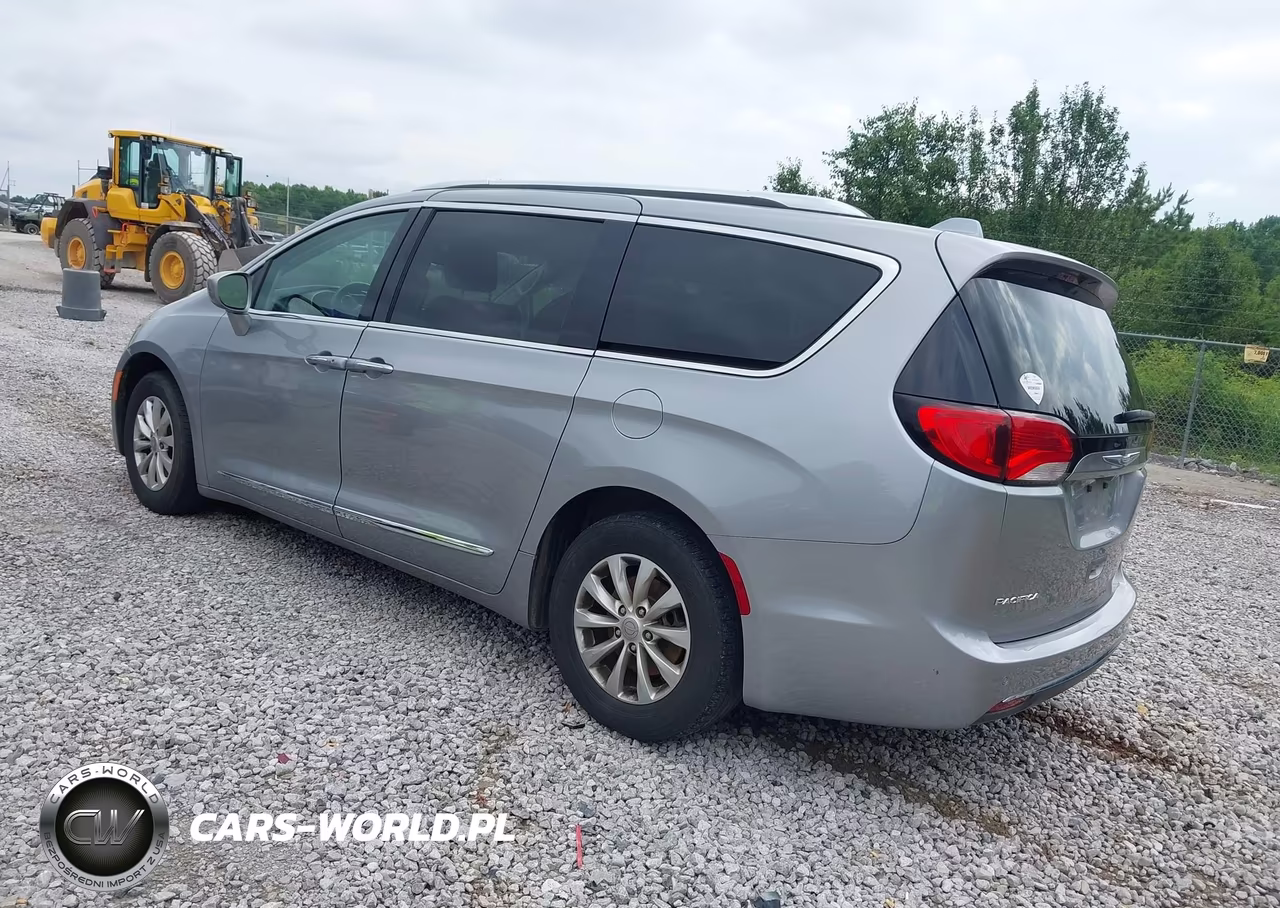 2018 Chrysler Pacifica Touring L VIN:2C4RC1BG6JR119841 - 3
