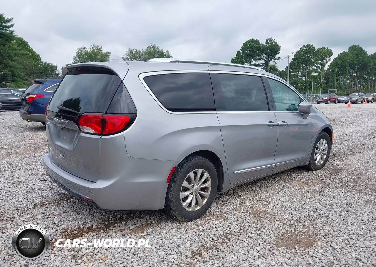 2018 Chrysler Pacifica Touring L VIN:2C4RC1BG6JR119841 - 4