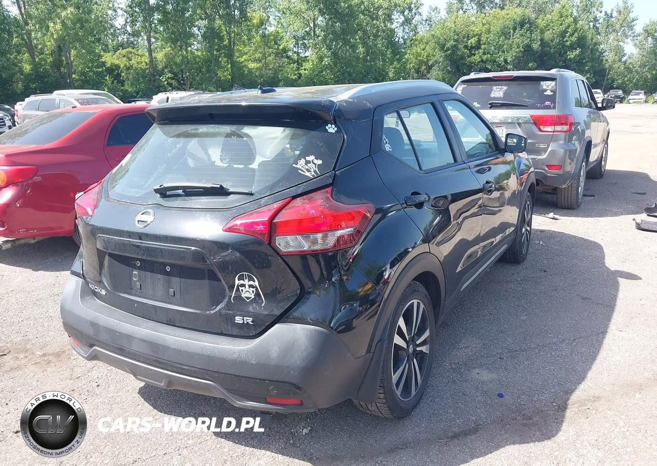 2019 Nissan Kicks Sr VIN:3N1CP5CU4KL559192 - 4