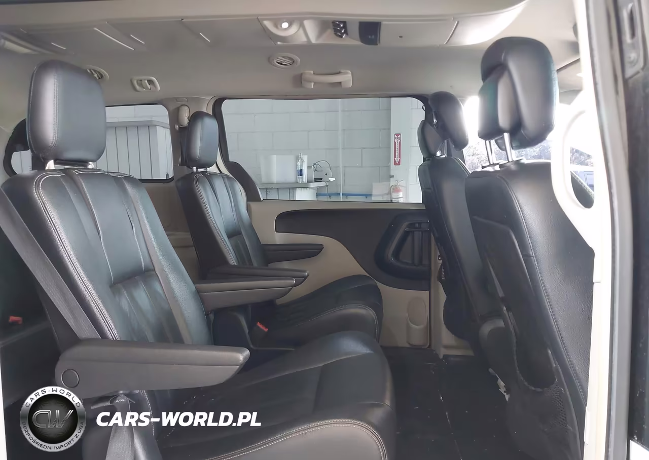 2015 Chrysler Town & Country Touring VIN:2C4RC1BG5FR644588 - 8