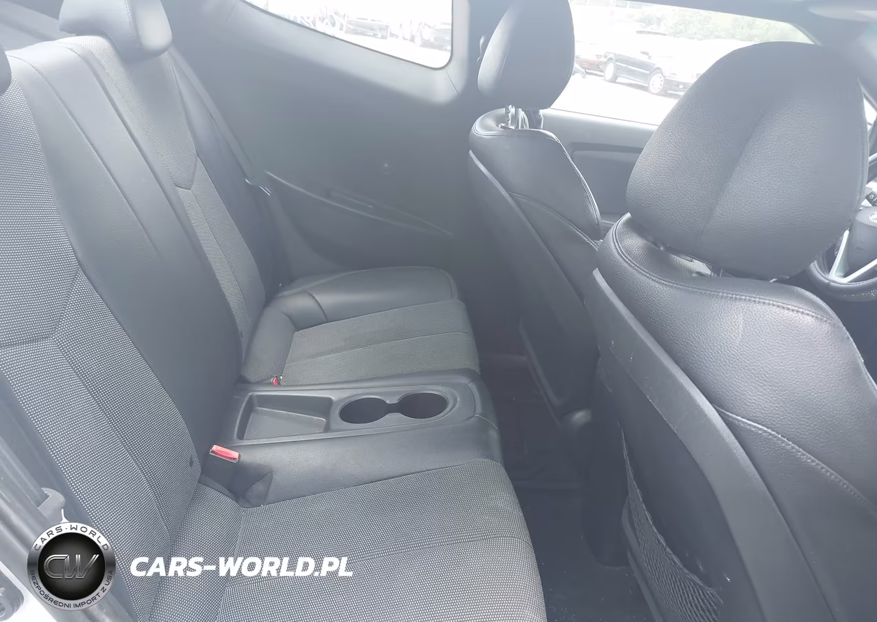 2016 Hyundai Veloster VIN:KMHTC6ADXGU296782 - 8
