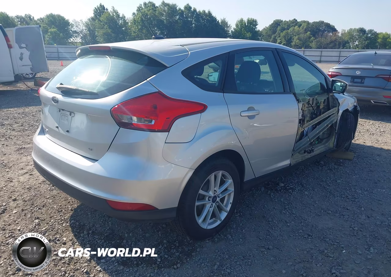2017 Ford Focus Se VIN:1FADP3K24HL224773 - 4