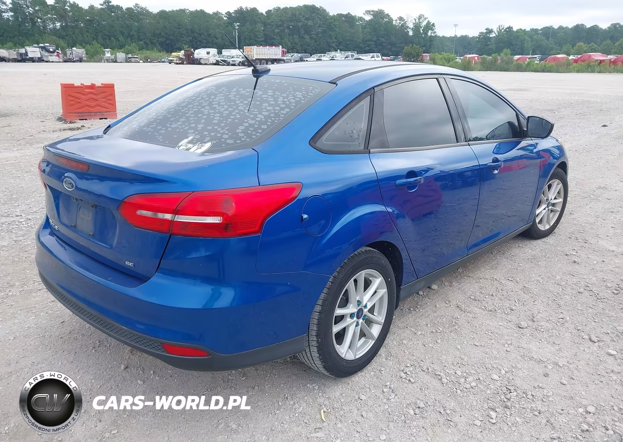 2018 Ford Focus Se VIN:1FADP3F27JL304973 - 4