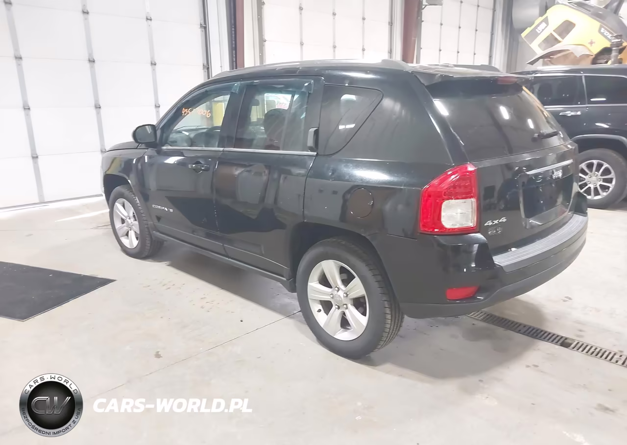 2014 Jeep Compass Latitude VIN:1C4NJDEB0ED528822 - 3